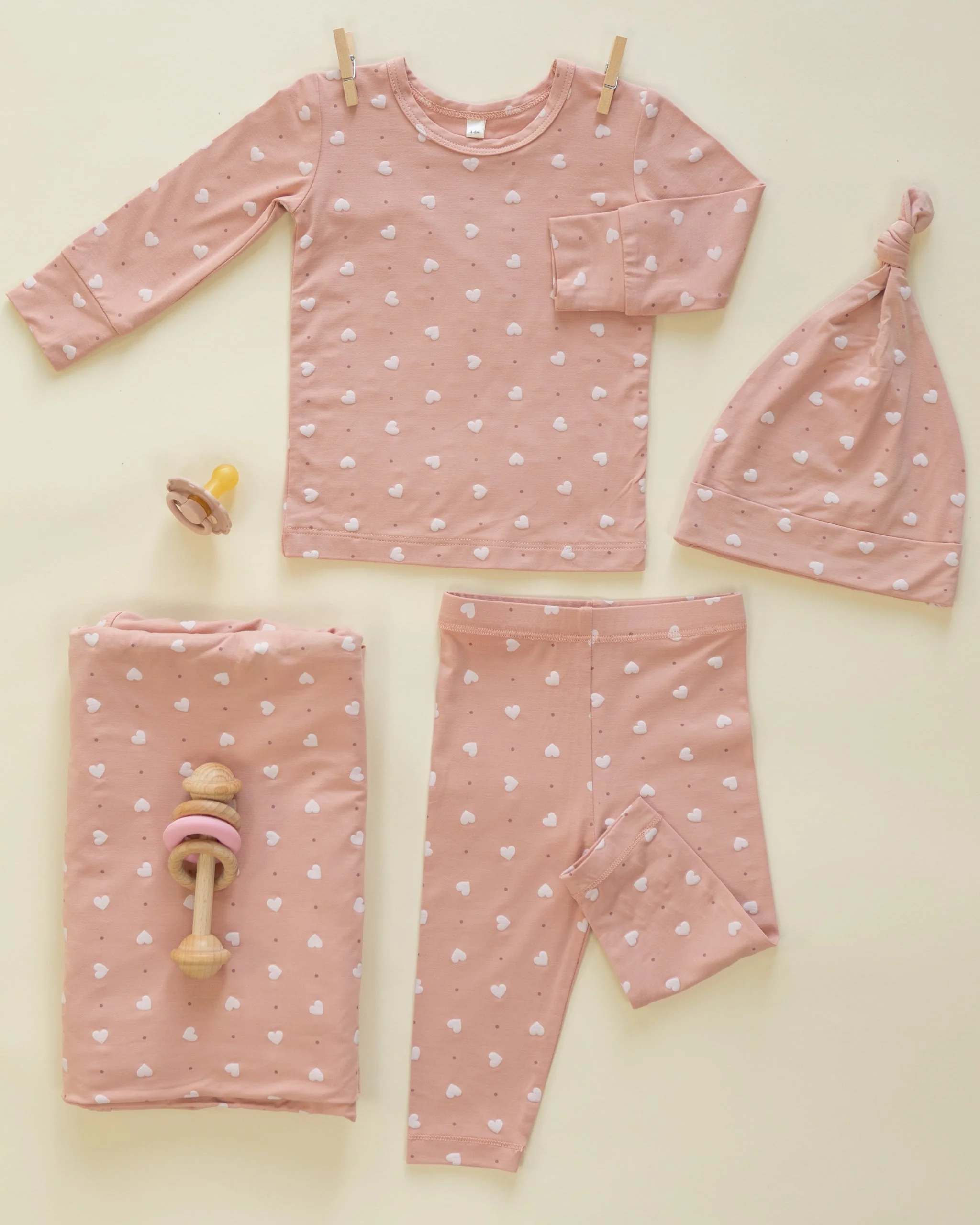 Bamboo Swaddle + Knotted Hat Pink Hearts - Image 3