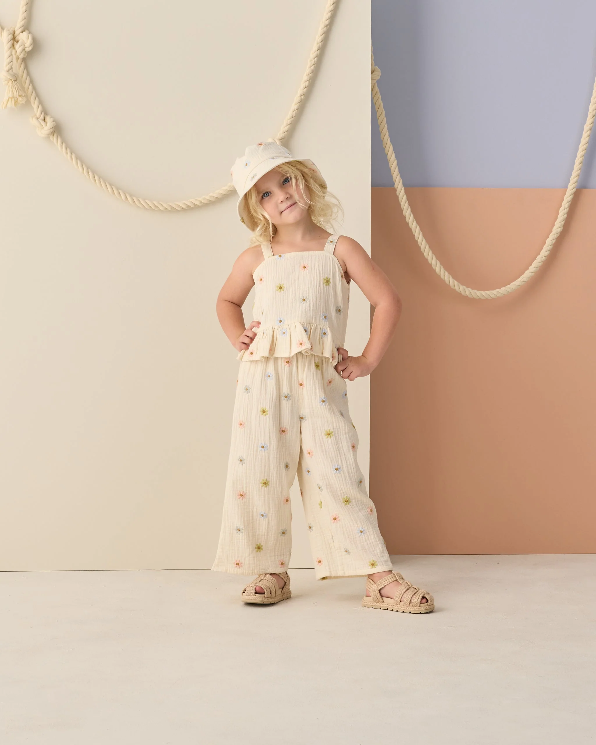 Kayli Set Embroidered Daisies - Image 2