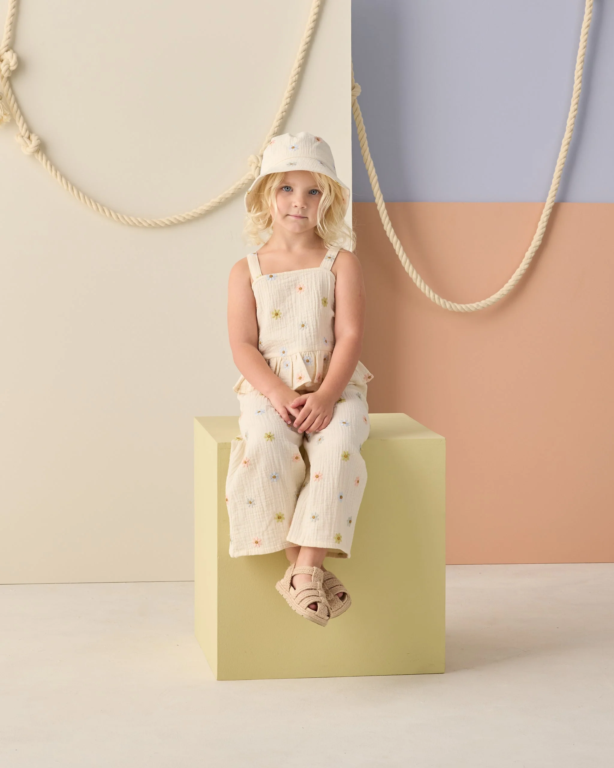 Kayli Set Embroidered Daisies - Image 3