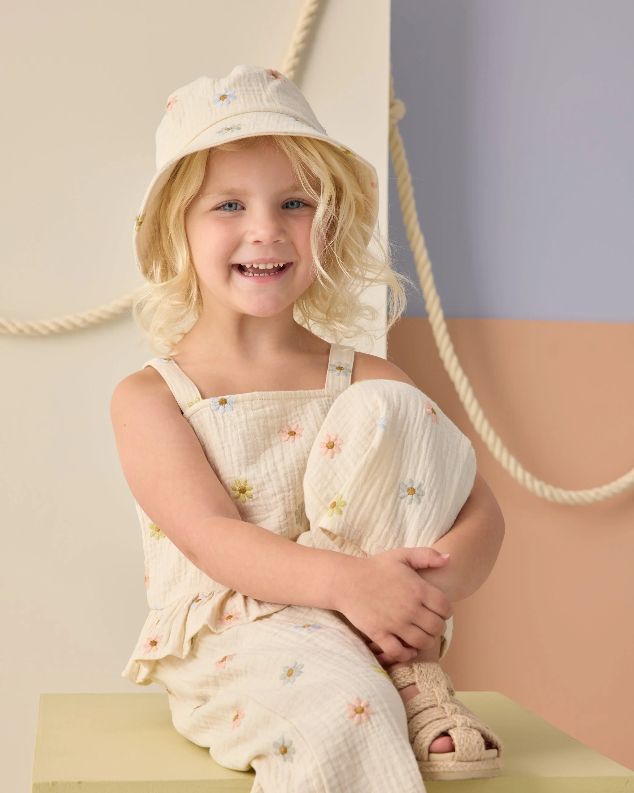 Kayli Set Embroidered Daisies - Image 4