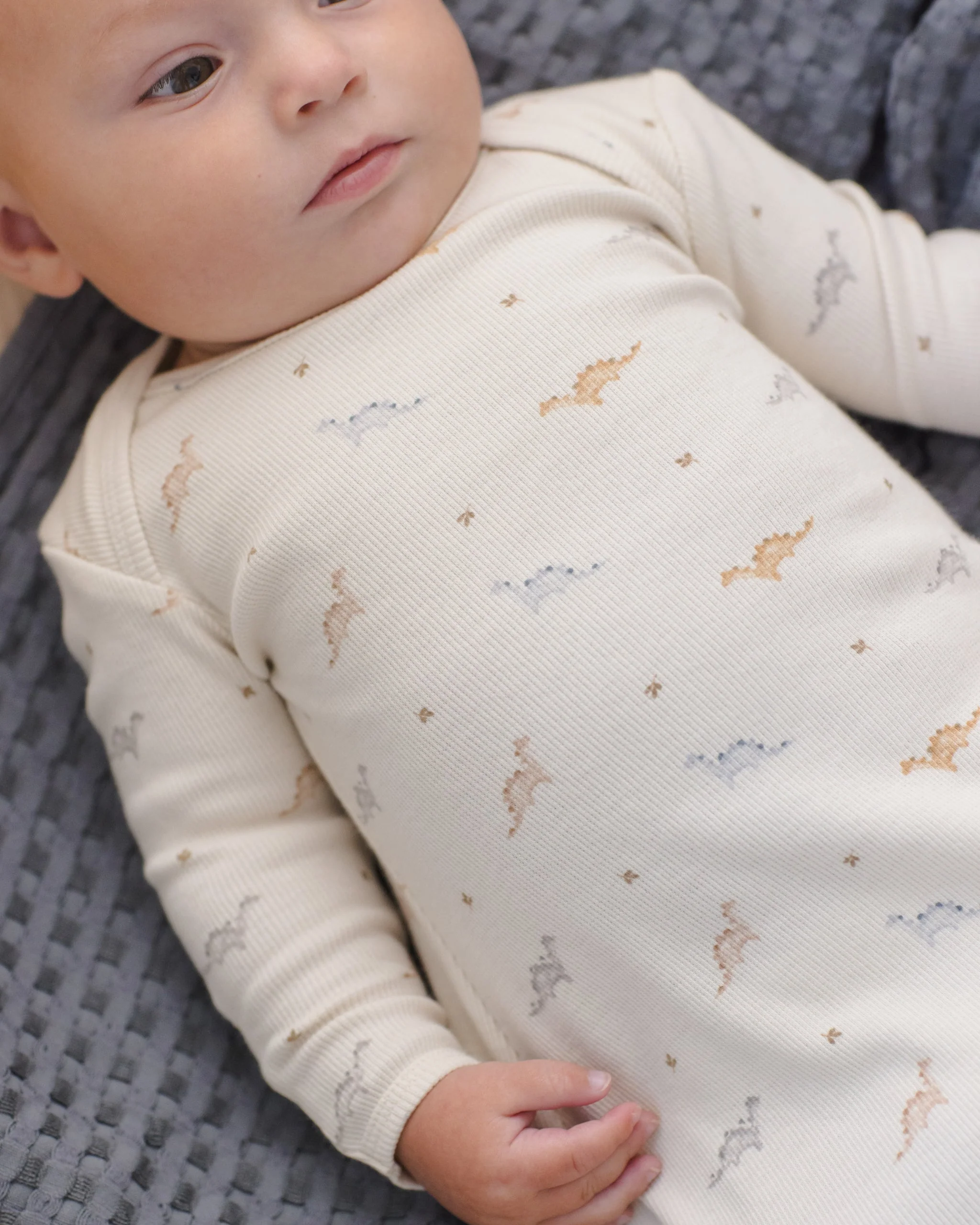 Knotted Baby Gown + Hat Set Dinos - Image 4