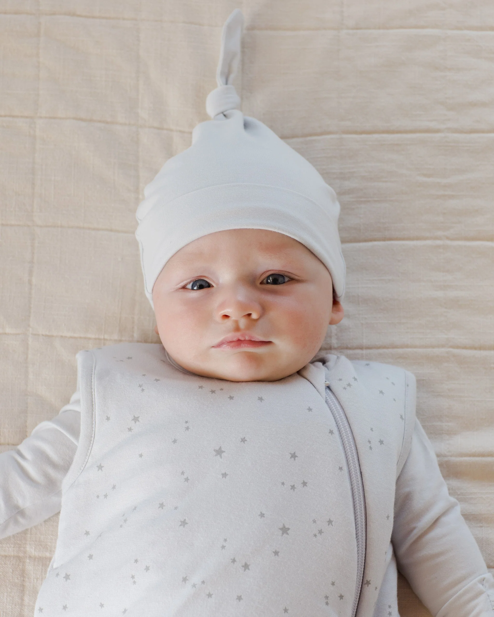 Knotted Baby Hat || Fog - Image 3