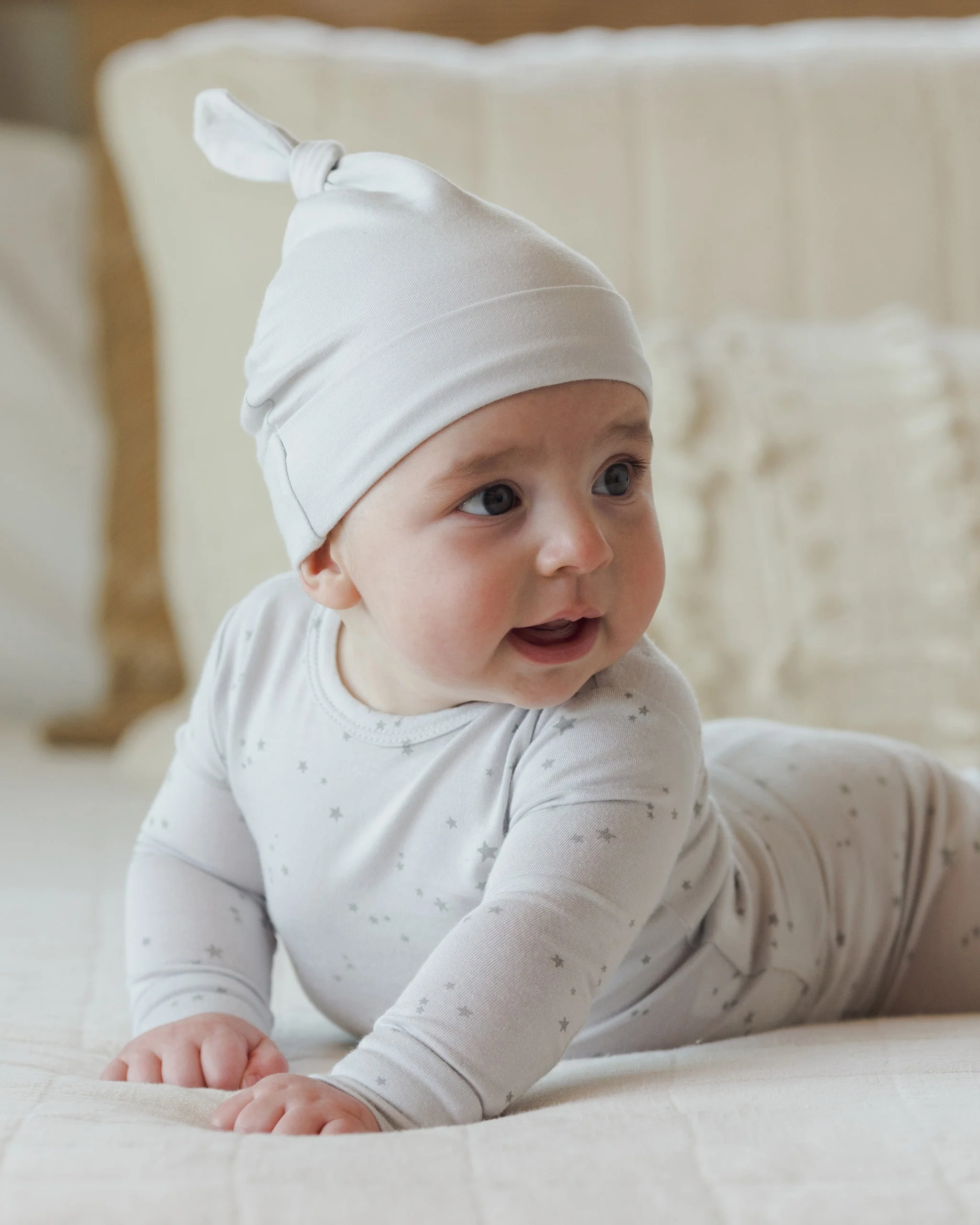 Knotted Baby Hat || Fog - Image 4