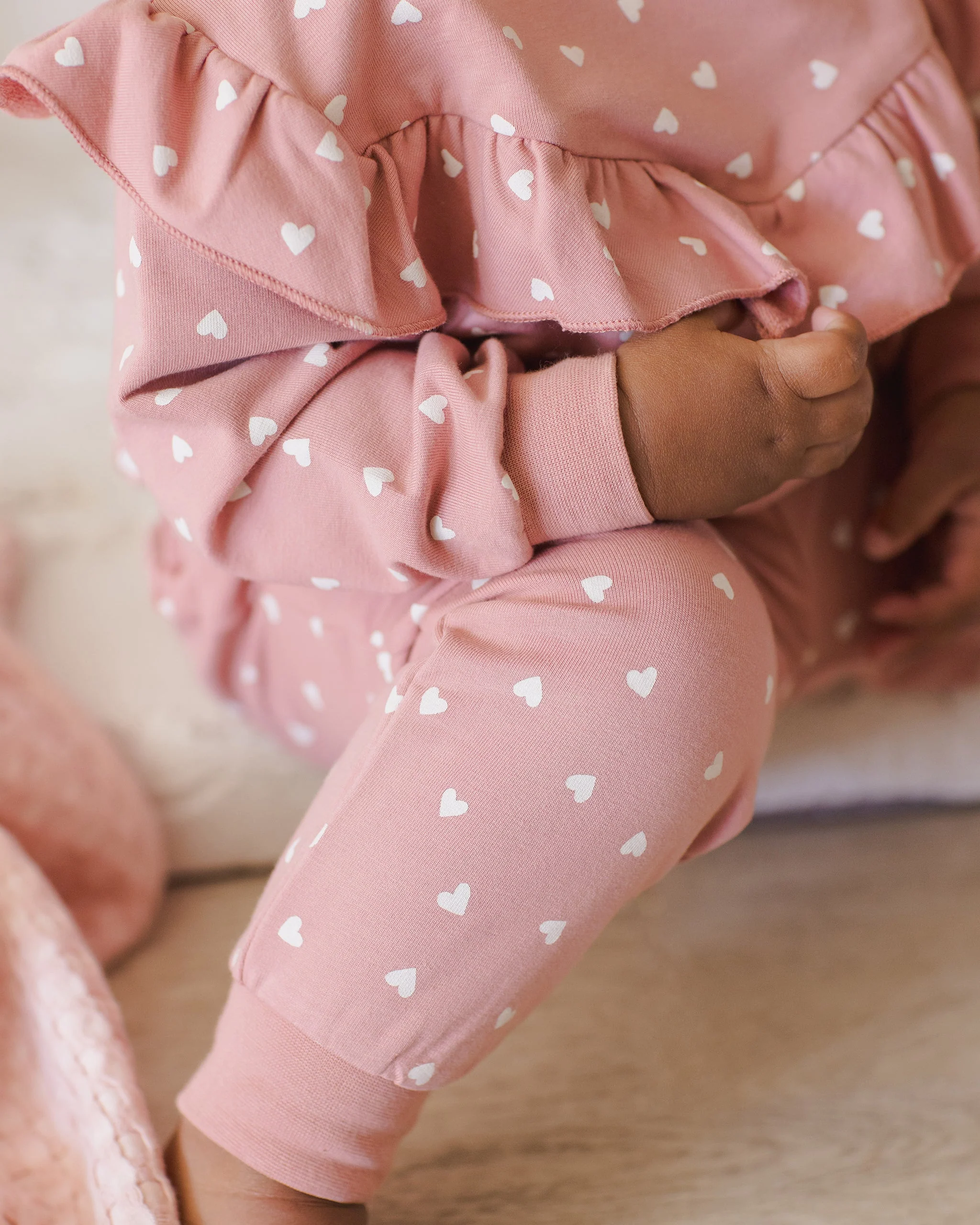 -Relaxed Sweatpant || Lipstick Hearts- - Image 4